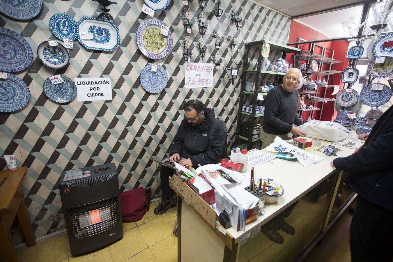 Un viaje de la mano del último comerciante de artesanía granadina de la calle Elvira, que cierra este mismo mes después de 40 años, a un barrio que hace ya décadas dejó de existir