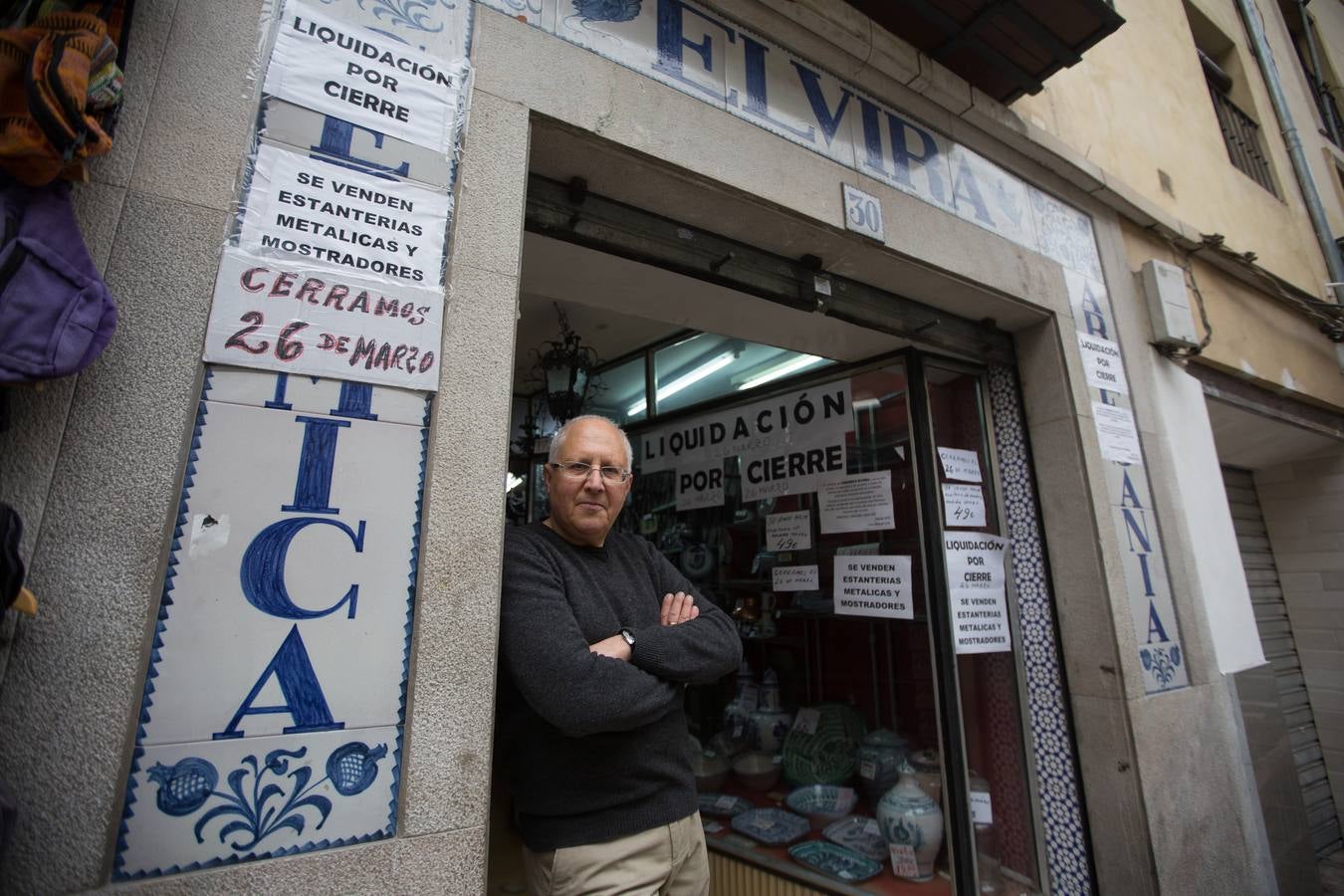 Un viaje de la mano del último comerciante de artesanía granadina de la calle Elvira, que cierra este mismo mes después de 40 años, a un barrio que hace ya décadas dejó de existir