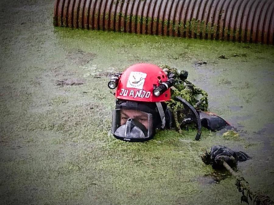 Los agentes se han sumergido en las aguas fecales de los cuatro tanques, sin apenas visibilidad y pese al riesgo para su propia salud