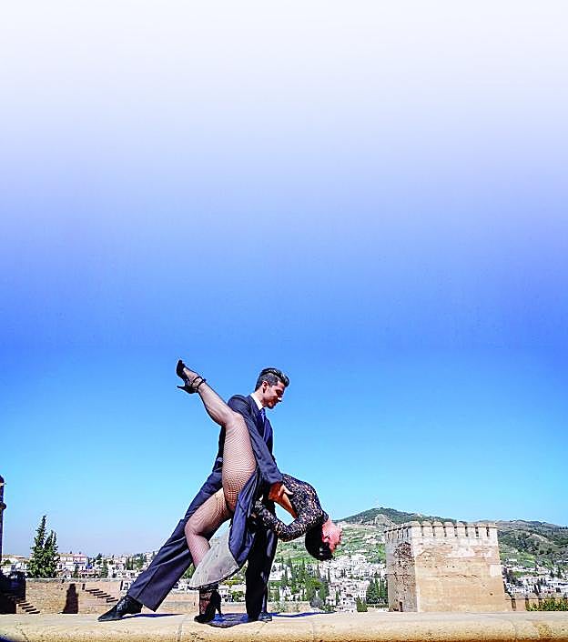 Parejas bailan en el espectáculo 'Tango y arte', en 2014. 