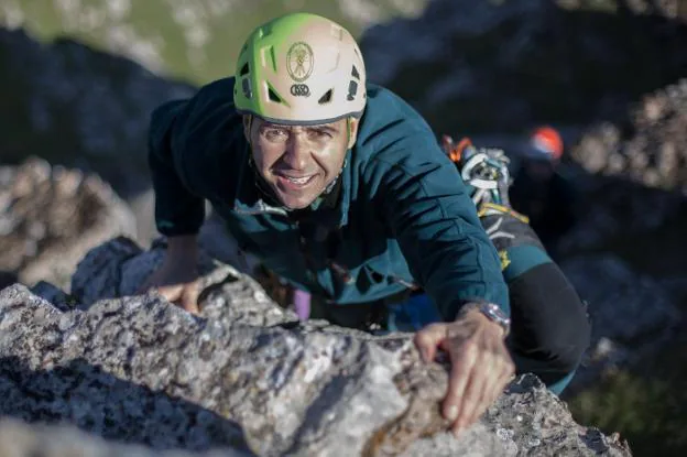 El teniente Rubén Santos, escalando en Sierra Elvira. 