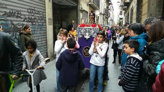 Los jóvenes cofrades, por las calles del barrio de la Magdalena. 
