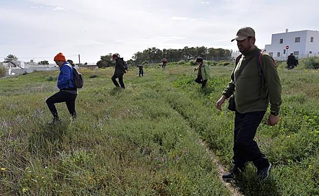 Voluntarios rastrean una zona situada junto a Las Negras.