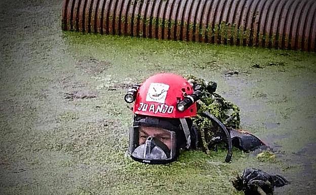 Los GEAS de la Guardia Civil en la depuradora cercana al lugar en el que se encontró una camiseta interior blanca.