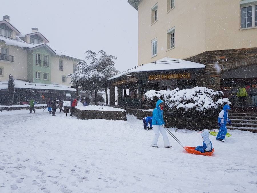 El fuerte viento ha obligado a comenzar la jornada de esquí a las doce del medio día. Este domingo ha nevado intensamente y es obligatorio el uso de cadenas para acceder a la estación 