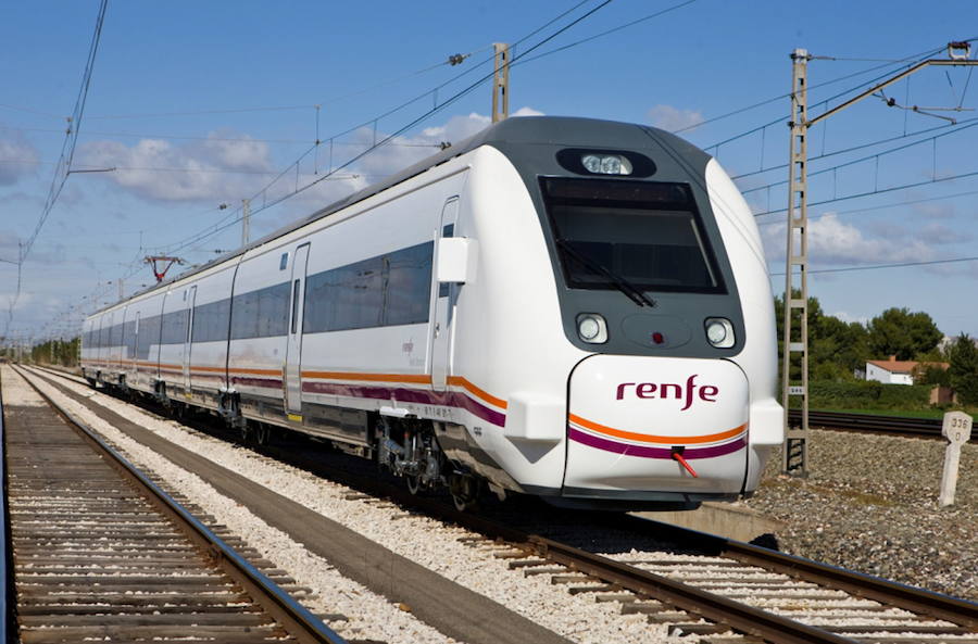 Un tren de Algeciras a Granada, atrapado entre piedras por el temporal