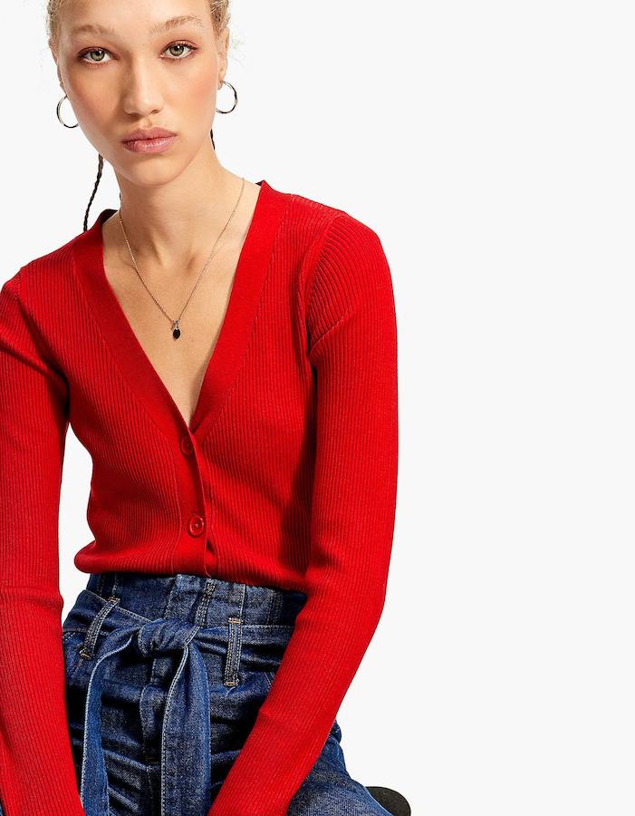 Fotos: La prenda clásica que Stradivarius hace para esta primavera y que se vende por menos de 20 euros