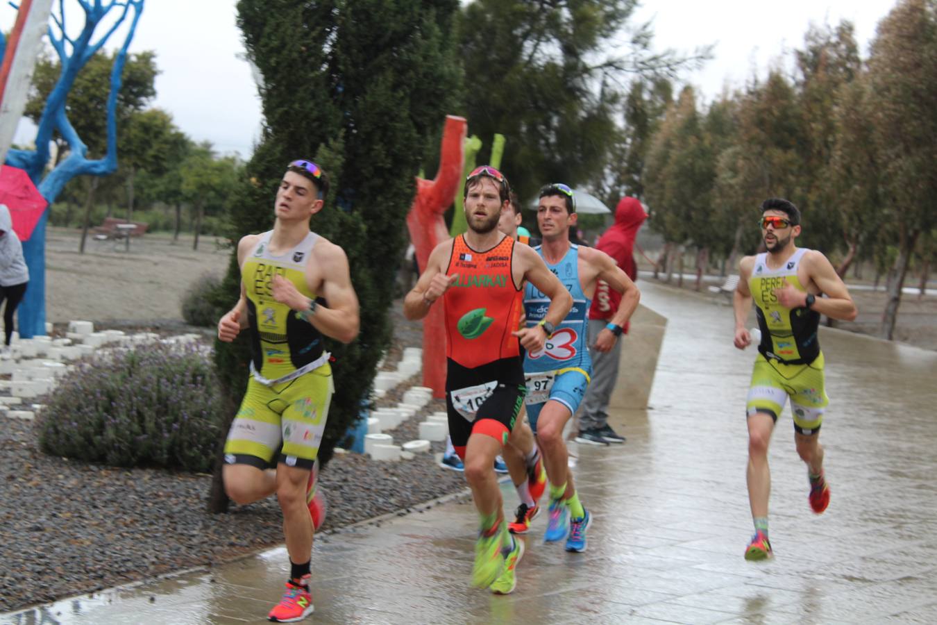 El VII 'Ciudad de Almería' se disputó con la lluvia y el frío como grandes protagonistas