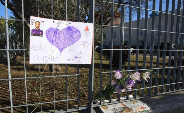 Homenaje a Astori a las puerta del hotel donde falleció. 