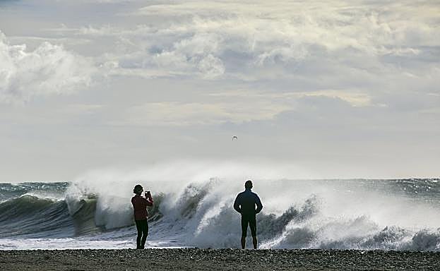 Dos personas disfrutan del temporal en la Costa de Granada