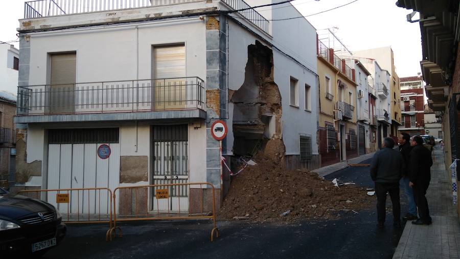 Trabajan en el derrumbe de una casa en el barrio de San Roque