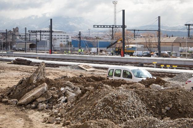 Fotografía tomada en febrero a las obras en la línea del AVE en la estación de Granada. 