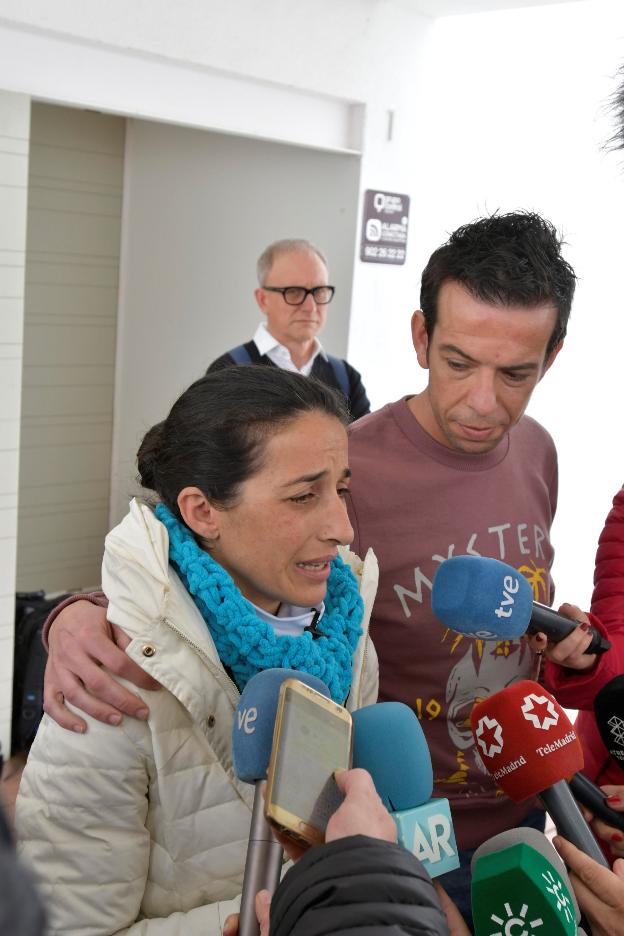 Patricia Ramírez y Ángel Cruz, padre de Gabriel, atienden a los medios a las puertas del hotel donde están alojados.