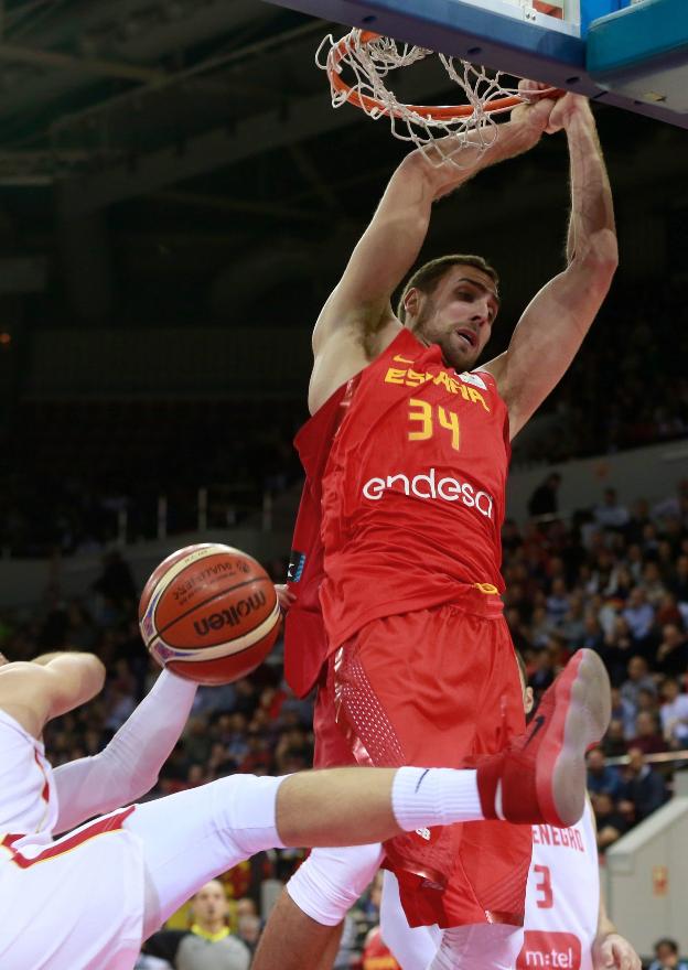 Pablo Aguilar machaca la canasta en el partido que España le ganó a Montenegro.