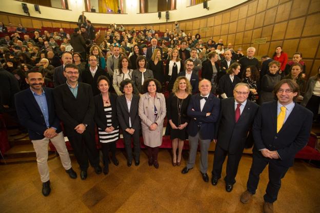 La rectora posa con los docentes premiados en la Sala Máxima del Espacio V Centenario. 