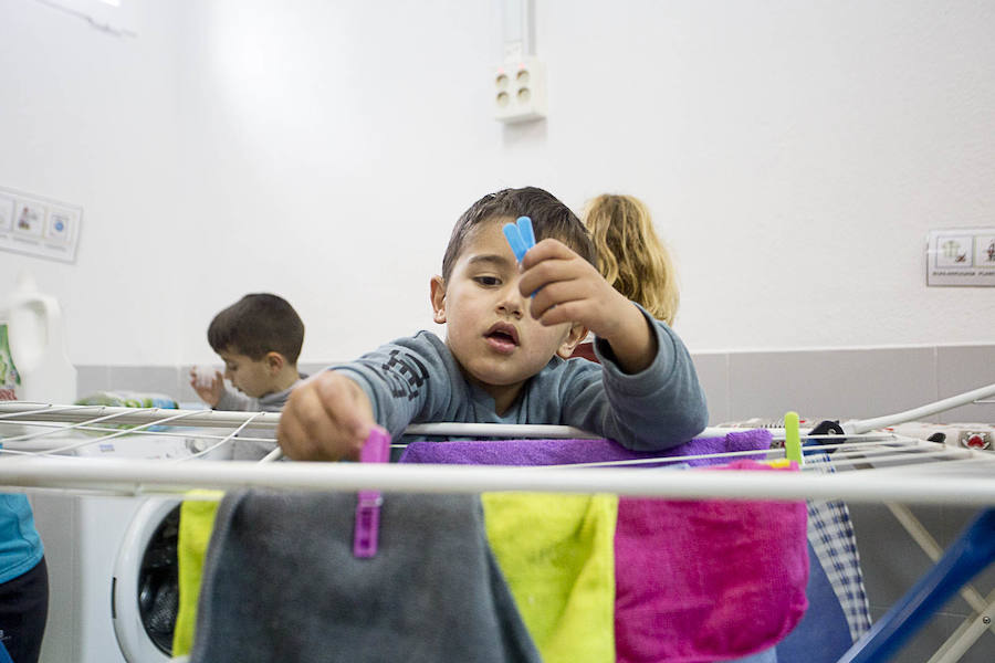 En la 'Casita de la Igualdad' los alumnos del colegio Reina Fabiola aprenden a hacer la cama o a doblar la ropa