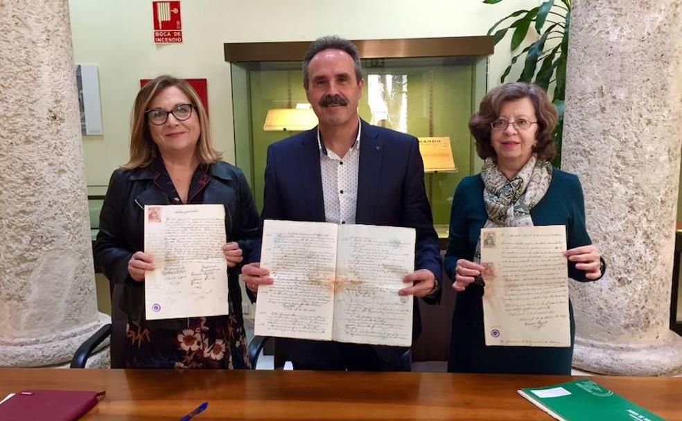 La investigadora Mª Dolores Jiménez, el delegado, Alfredo Valdivia, y la directora, María Luisa Andrés.