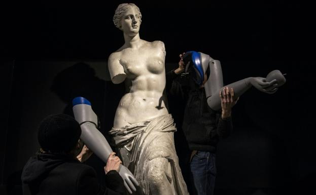 Imagen de la Venus de Milo mientras simulan colocar prótesis. 