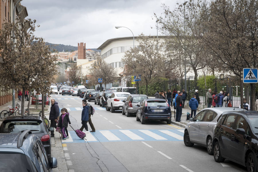 Los vehículos estacionados junto a los colegios en tres de los puntos conflictivos identificados por la Policía Local.