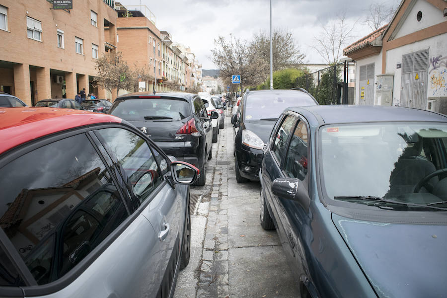 Los vehículos estacionados junto a los colegios en tres de los puntos conflictivos identificados por la Policía Local.