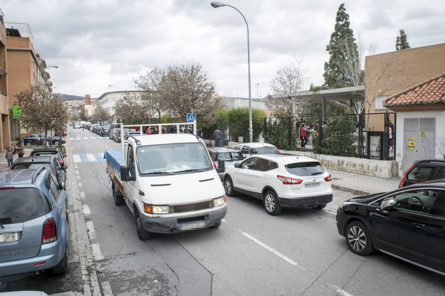 Los vehículos estacionados junto a los colegios en tres de los puntos conflictivos identificados por la Policía Local.