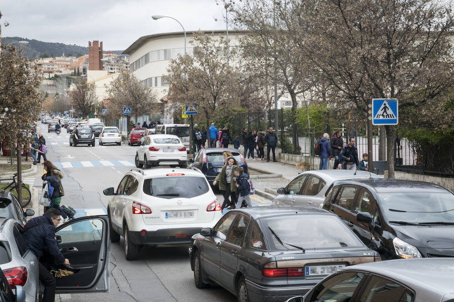 Los vehículos estacionados junto a los colegios en tres de los puntos conflictivos identificados por la Policía Local.