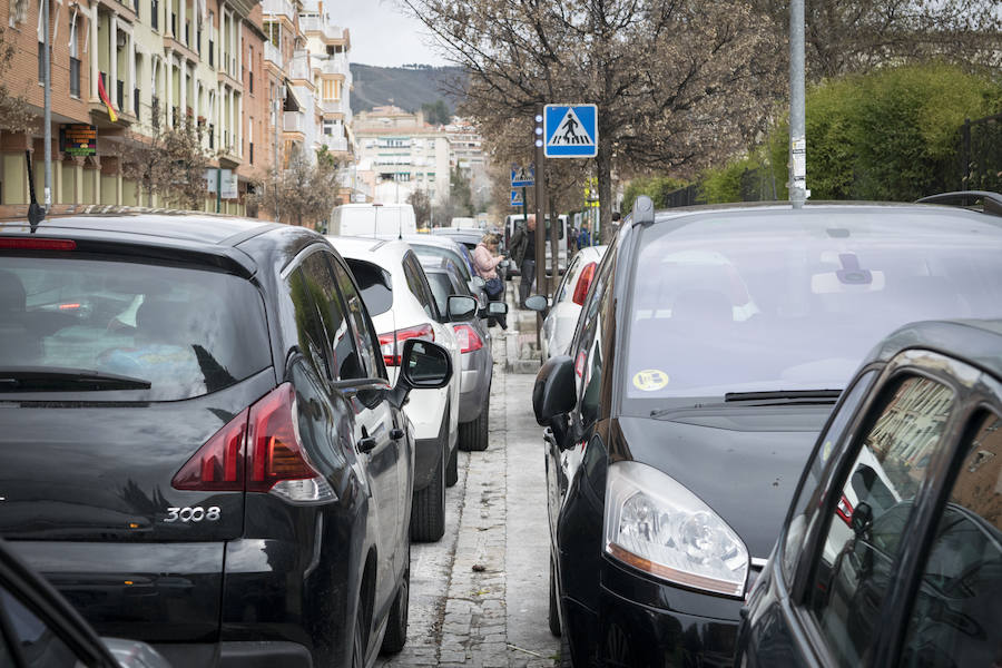 Los vehículos estacionados junto a los colegios en tres de los puntos conflictivos identificados por la Policía Local.