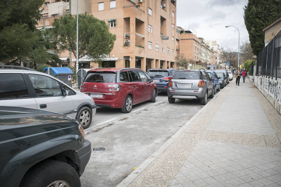 Los vehículos estacionados junto a los colegios en tres de los puntos conflictivos identificados por la Policía Local.