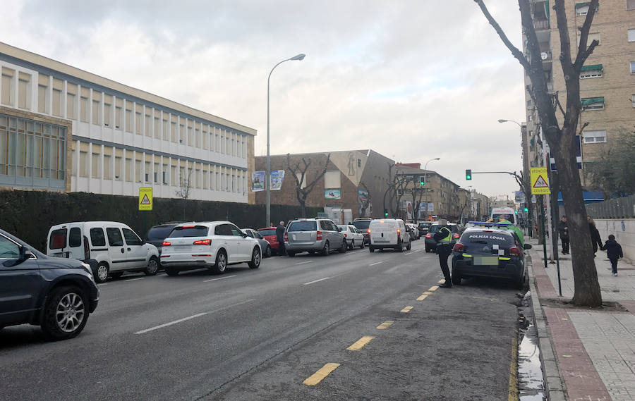 Los vehículos estacionados junto a los colegios en tres de los puntos conflictivos identificados por la Policía Local.