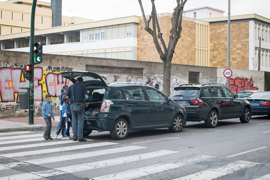 Los vehículos estacionados junto a los colegios en tres de los puntos conflictivos identificados por la Policía Local.