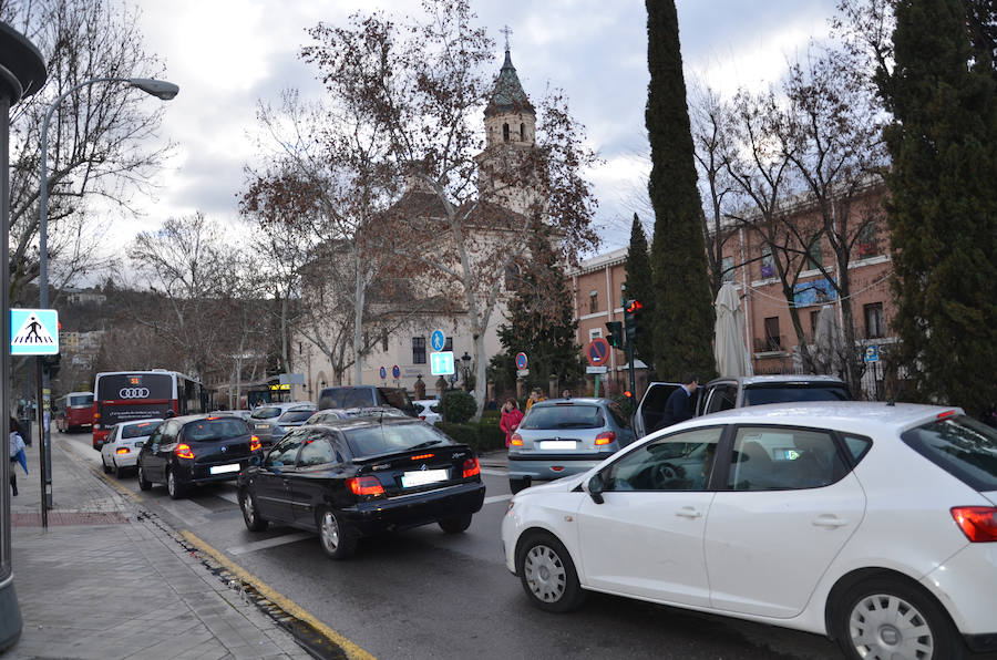 Los vehículos estacionados junto a los colegios en tres de los puntos conflictivos identificados por la Policía Local.