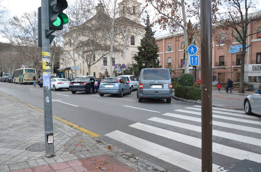 Los vehículos estacionados junto a los colegios en tres de los puntos conflictivos identificados por la Policía Local.