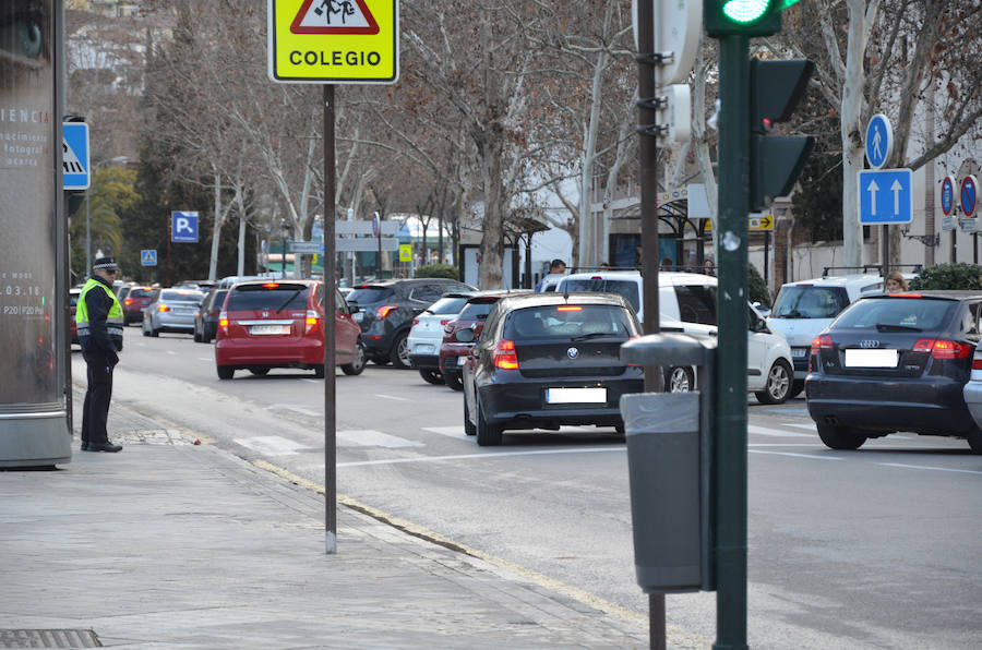 Los vehículos estacionados junto a los colegios en tres de los puntos conflictivos identificados por la Policía Local.