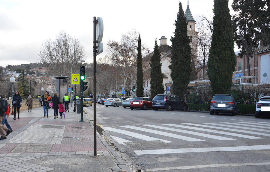 Los vehículos estacionados junto a los colegios en tres de los puntos conflictivos identificados por la Policía Local.