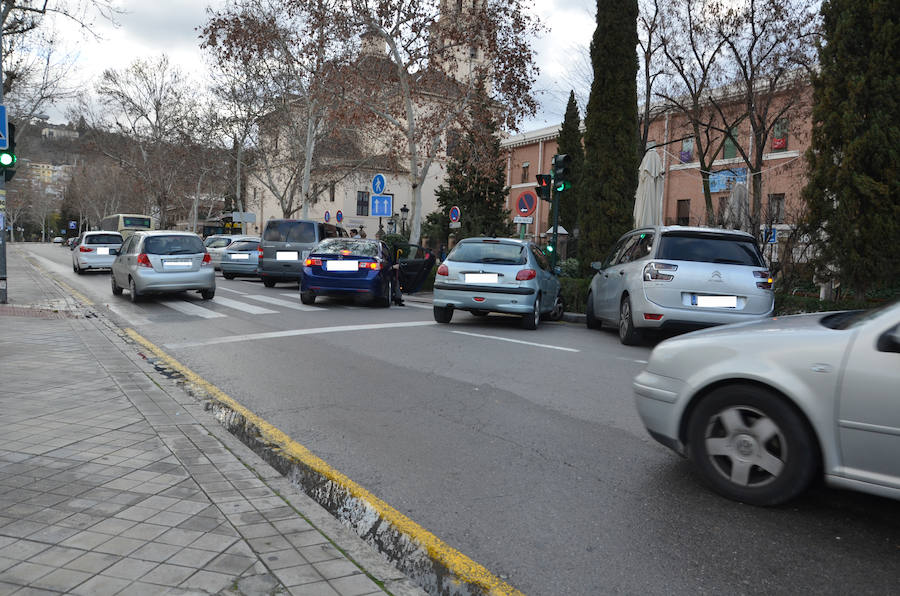 Los vehículos estacionados junto a los colegios en tres de los puntos conflictivos identificados por la Policía Local.