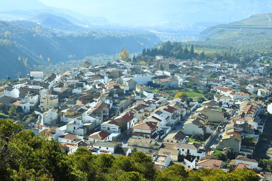 Nigüelas es el municipio más alto del Valle de Lecrín y también uno de los más bellos de la comarca, gracias a las vistas que desde el la localidad se divisan. Este pueblo granadino conserva en su casco urbano la almazara más antigua de España, hoy convertida en museo. La Falla de Nigüelas, un accidente geográfico declarado Monumento Natural, es otro de los lugares de visita obligada.