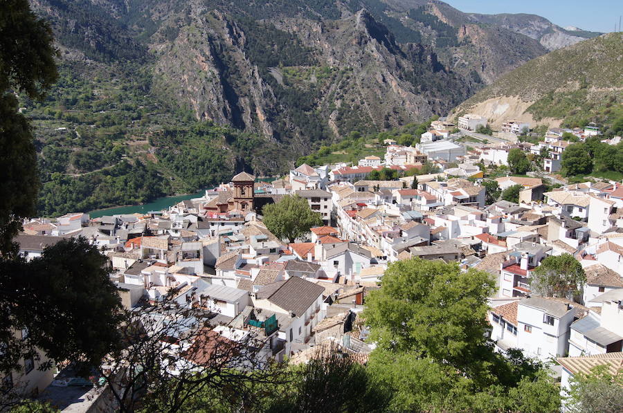Güéjar Sierra: está ubicado en el noroeste del Parque Natural de Sierra Nevada y por sus pies discurren las aguas del río Genil. Se trata de un enclave perfecto para el turismo rural, puesto que en el municipio se encuentra el punto de partida de los principales senderos de Sierra Nevada, como la Vereda de la Estrella.