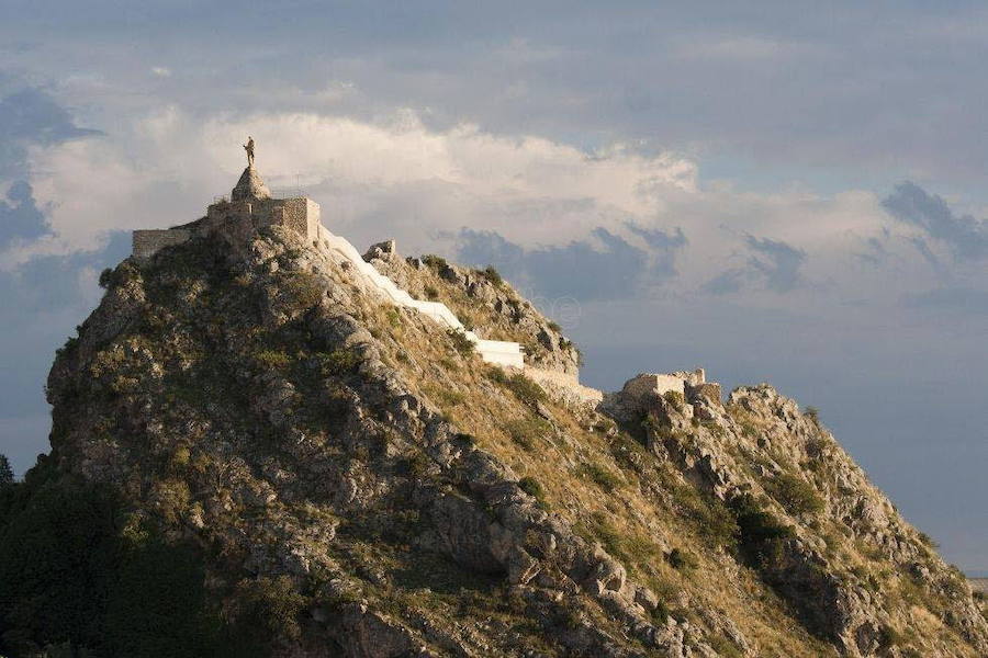 Castril Este municipio granadino está ubicado en la falda de un rocoso peñón, al norte de la provincia de Granada. Su sierra está declarada parque natural y su entorno se caracteriza por las corrientes de agua y las numerosas grutas que alberga.