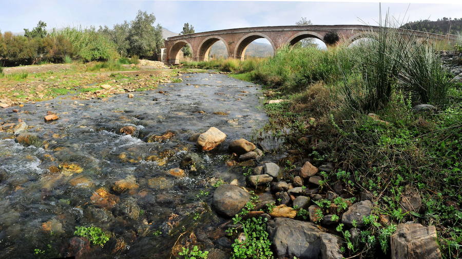 Órgiva. Aunque está considerada la capital de la Comarca de la Alpujarra, lo cierto es que Lanjaron suele eclipsar su belleza, debido al turismo que su localidad vecina atrae. Sin embargo, Órgiva se encuentra en un enclave de gran belleza, en la confluencia del río Guadalfeo y su afluente el río Chico y en pleno Parque Natural de Sierra Nevada.