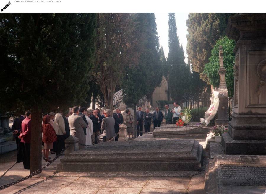 Ofrenda floral en el cementerio de la Sacramental de San Isidro donde reposan los restos de Salvador Sánchez Povedano, Frascuelo durante el homenaje que ‘San Isidro Cultural’ dedicó al torero de Churriana en el centenario de su muerte