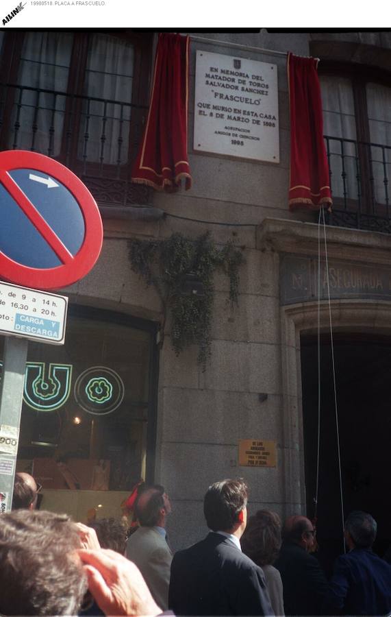 omento en el que descubren la placa en el número 22 de la calle Arenal de Madrid donde murió Frascuelo en el centenario de la muerte del torero