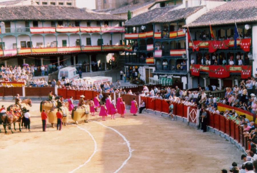 Las cuadrillas guardan un minuto de silencio en la plaza de Chinchón en memoria de 'Frascuelo' antes de iniciarse la goyesca en el centenario de la muerte del torero de Churriana. El maestro donó los tablones para el montaje de la plaza y aún se siguen utilizando. 