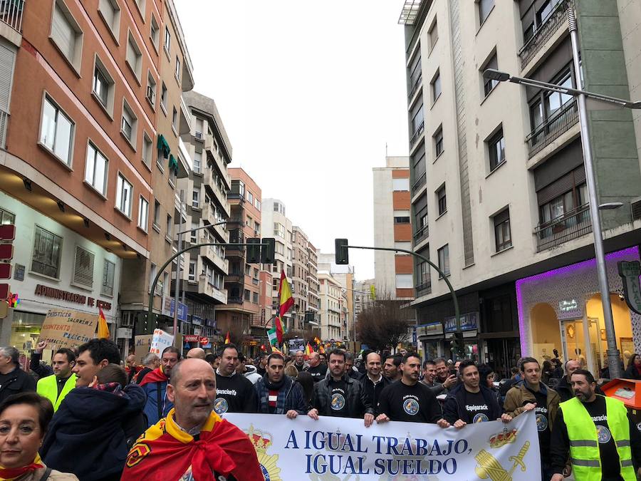 En la cabecera de la marcha, además de representantes de Jusapol, figuraban políticos de Ciudadanos, de UPyD y el diputado no adscrito y alcalde de Porcuna Miguel Moreno con varias personas más afines a su persona