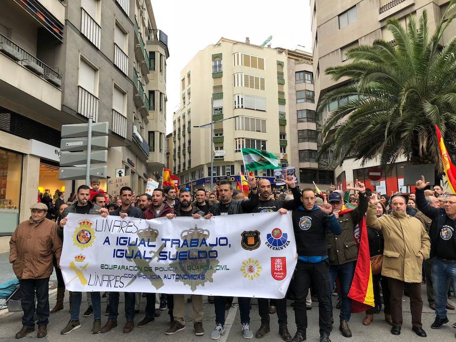 En la cabecera de la marcha, además de representantes de Jusapol, figuraban políticos de Ciudadanos, de UPyD y el diputado no adscrito y alcalde de Porcuna Miguel Moreno con varias personas más afines a su persona