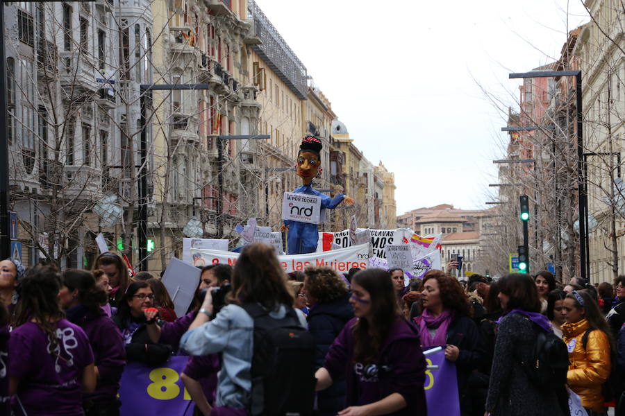 Ha sido una manifestación histórica. Más de 30.000 personas según la Policía Local, hasta 100.000 según las organizadoras. ¿Has estado en la marcha feminista del 8M en Granada? Encuéntrate en las fotos. 