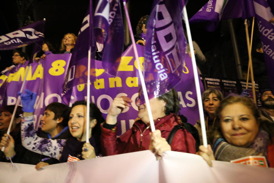 Ha sido una manifestación histórica. Más de 30.000 personas según la Policía Local, hasta 100.000 según las organizadoras. ¿Has estado en la marcha feminista del 8M en Granada? Encuéntrate en las fotos. 