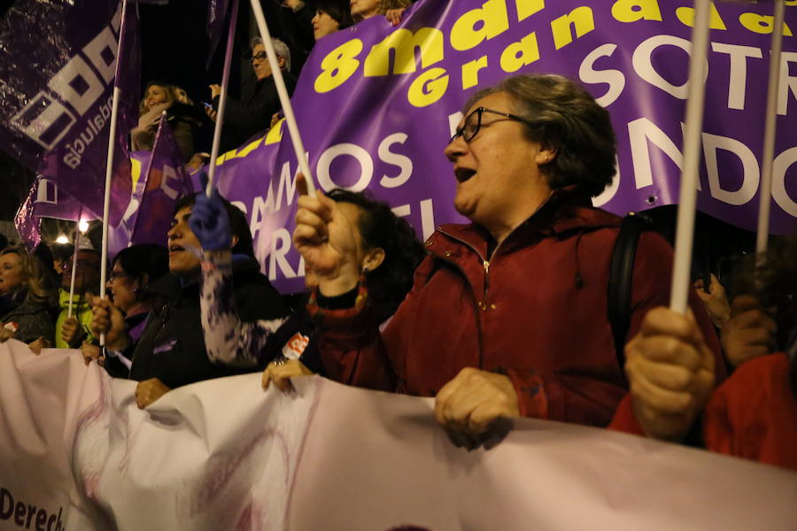 Ha sido una manifestación histórica. Más de 30.000 personas según la Policía Local, hasta 100.000 según las organizadoras. ¿Has estado en la marcha feminista del 8M en Granada? Encuéntrate en las fotos. 
