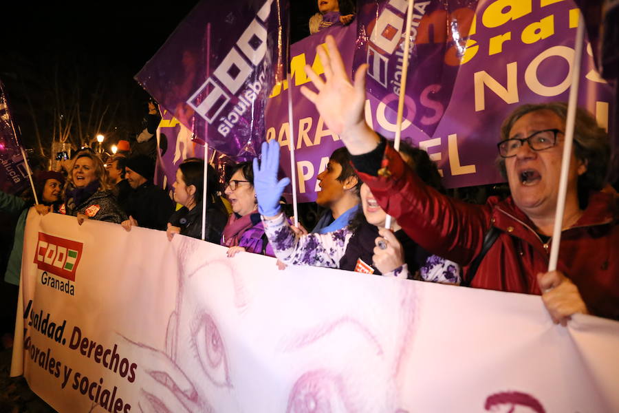 Ha sido una manifestación histórica. Más de 30.000 personas según la Policía Local, hasta 100.000 según las organizadoras. ¿Has estado en la marcha feminista del 8M en Granada? Encuéntrate en las fotos. 