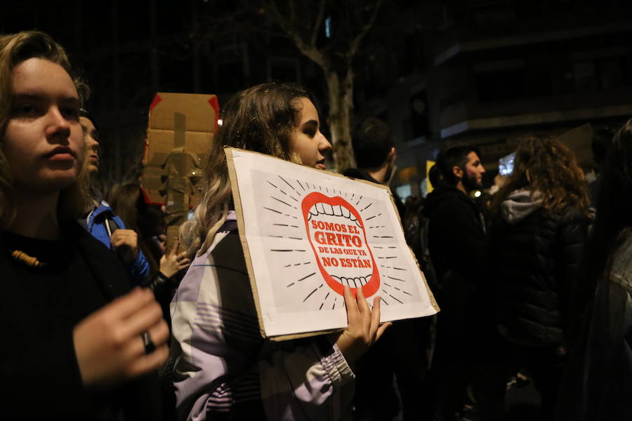 Ha sido una manifestación histórica. Más de 30.000 personas según la Policía Local, hasta 100.000 según las organizadoras. ¿Has estado en la marcha feminista del 8M en Granada? Encuéntrate en las fotos. 