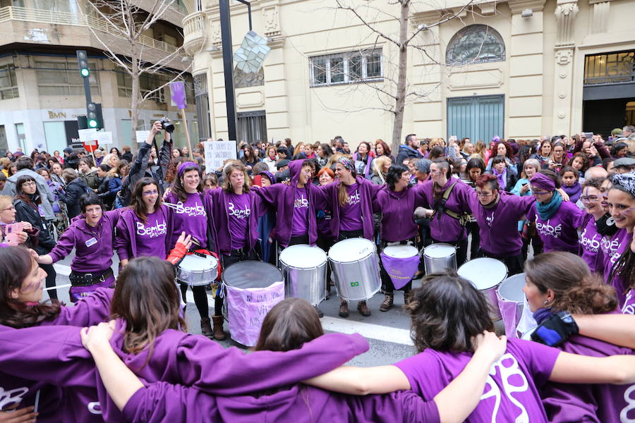 Ha sido una manifestación histórica. Más de 30.000 personas según la Policía Local, hasta 100.000 según las organizadoras. ¿Has estado en la marcha feminista del 8M en Granada? Encuéntrate en las fotos. 